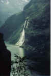 Watervallen in Geiranger fjord (Noorwegen)